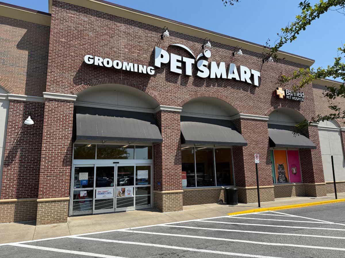 The Banfield Pet Hospital: Roswell Building exterior