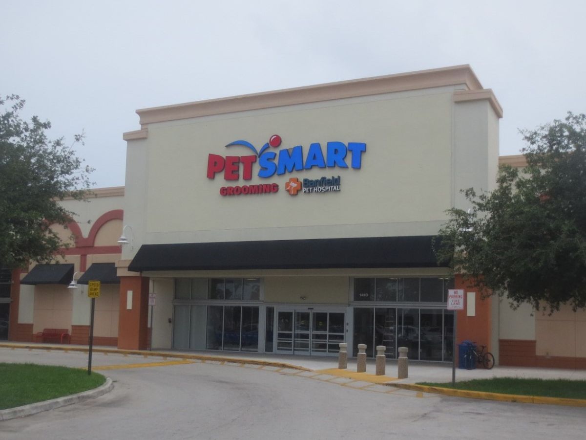 Exterior entrance to Banfield Pompano hospital