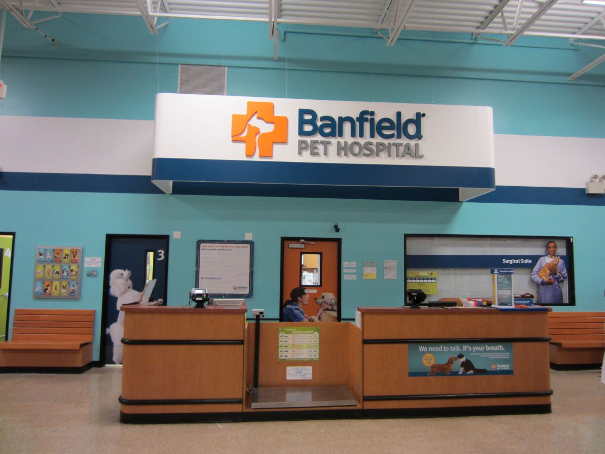 The front desk of Banfield Pet Hospital - Lake Park