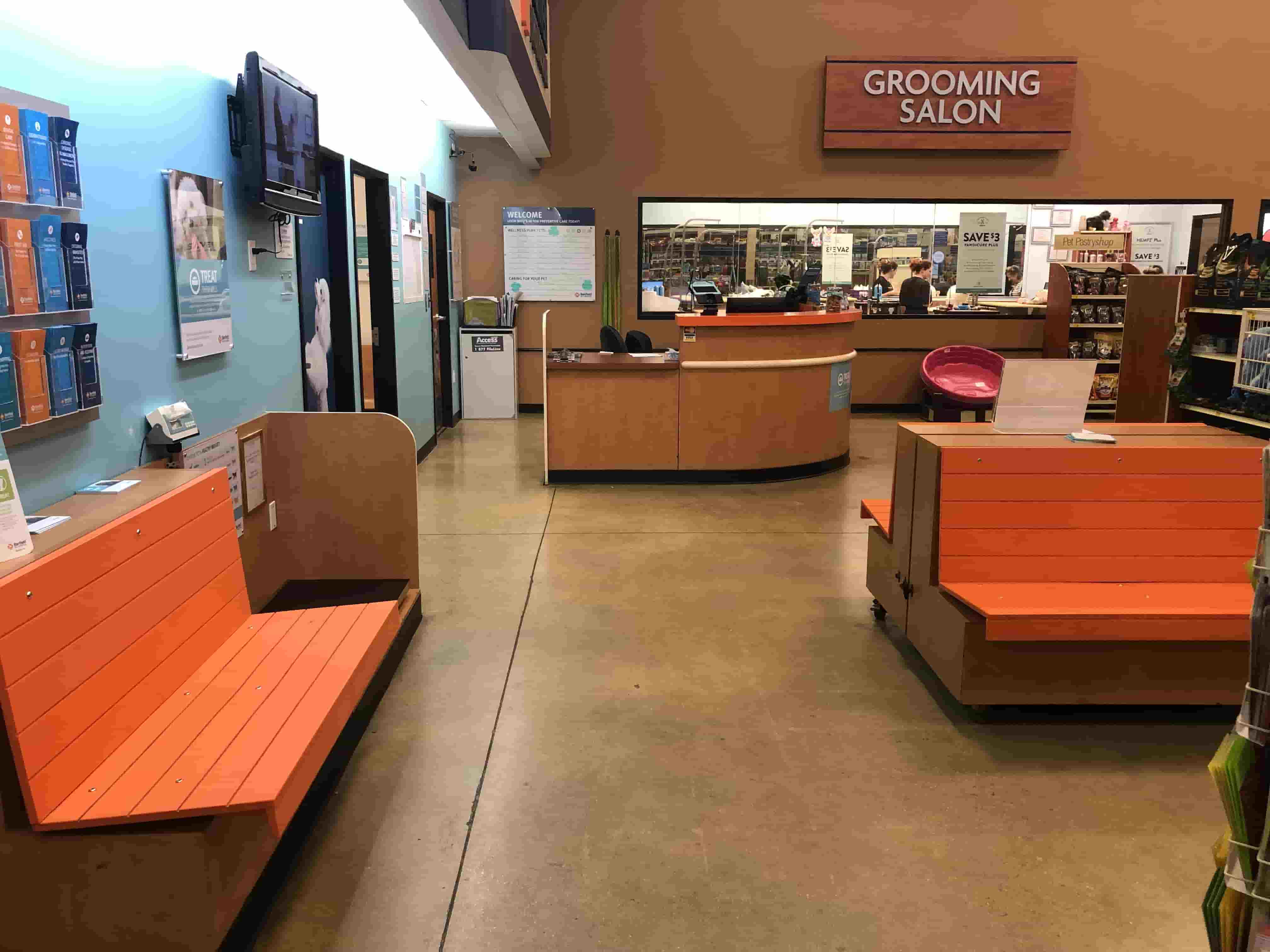 The Royal Palm Beach Banfield hospital lobby and waiting room