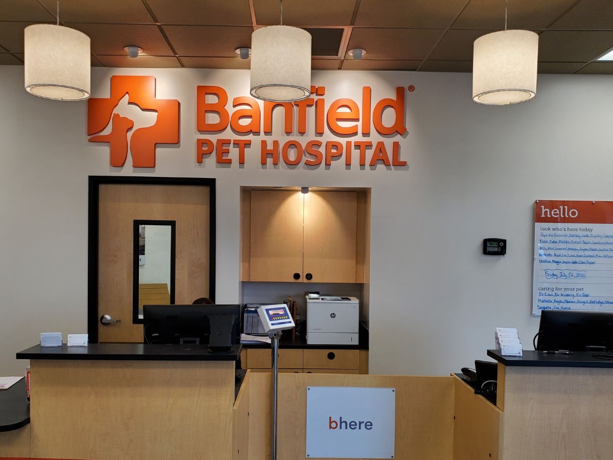 The Banfield Pet Hospital Miami Kendall front desk