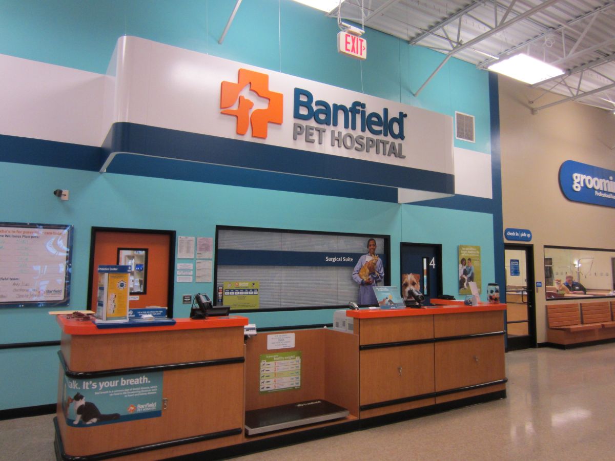 The Banfield Lauderhill front desk and check-in area