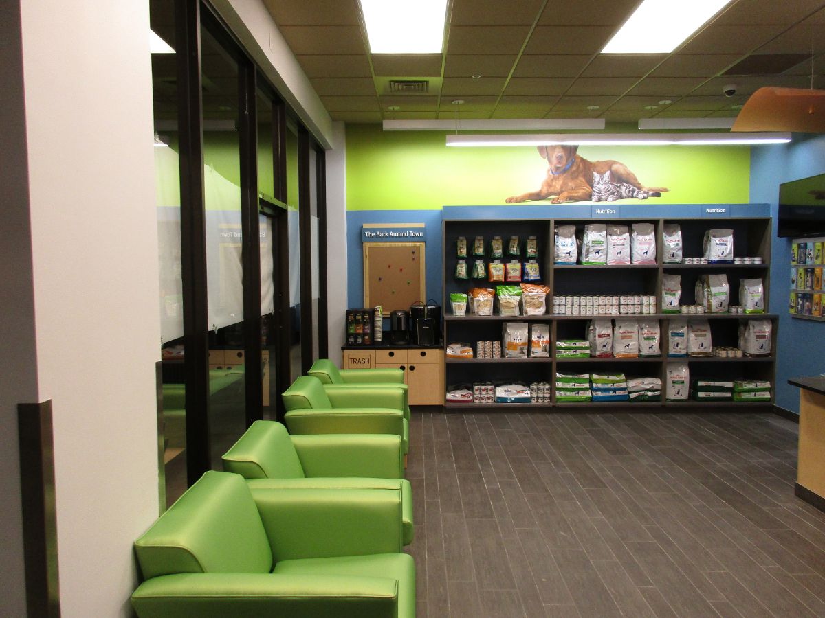 The Banfield Pet Hospital: Peachtree Hill lobby and shop