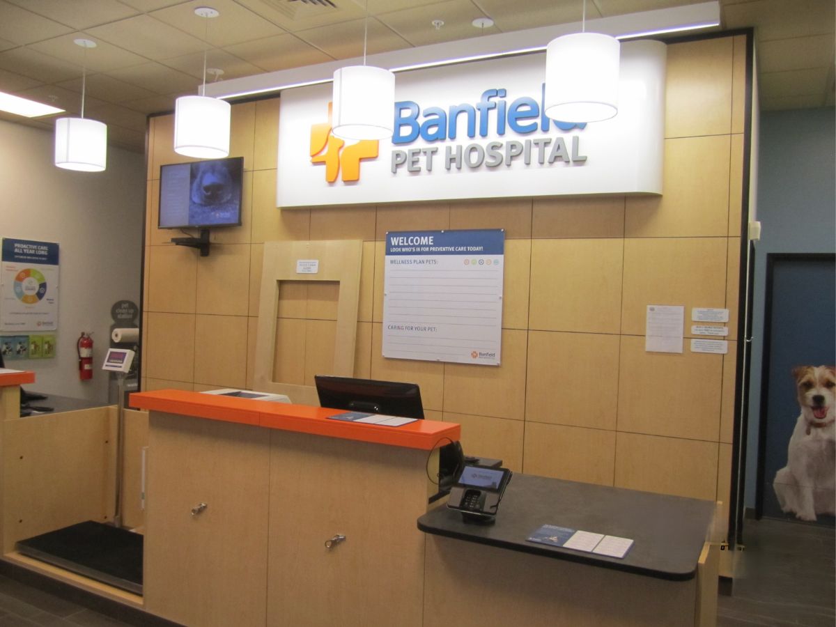 The Banfield Pet Hospital: Decatur-Blackmon front desk