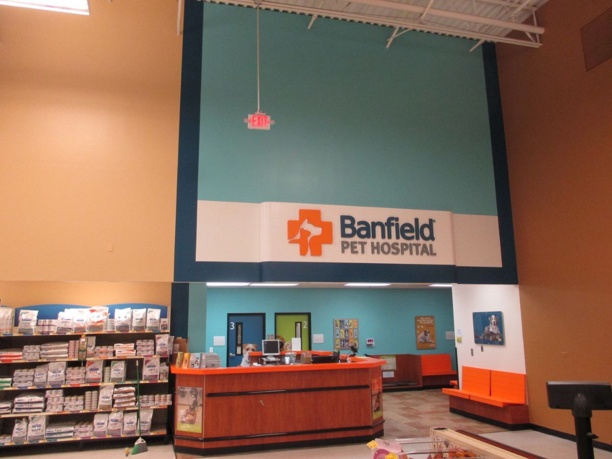 The Banfield Plainfield hospital front desk and lobby