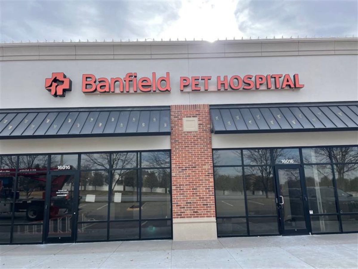 The Omaha Evans Street Banfield front entrance