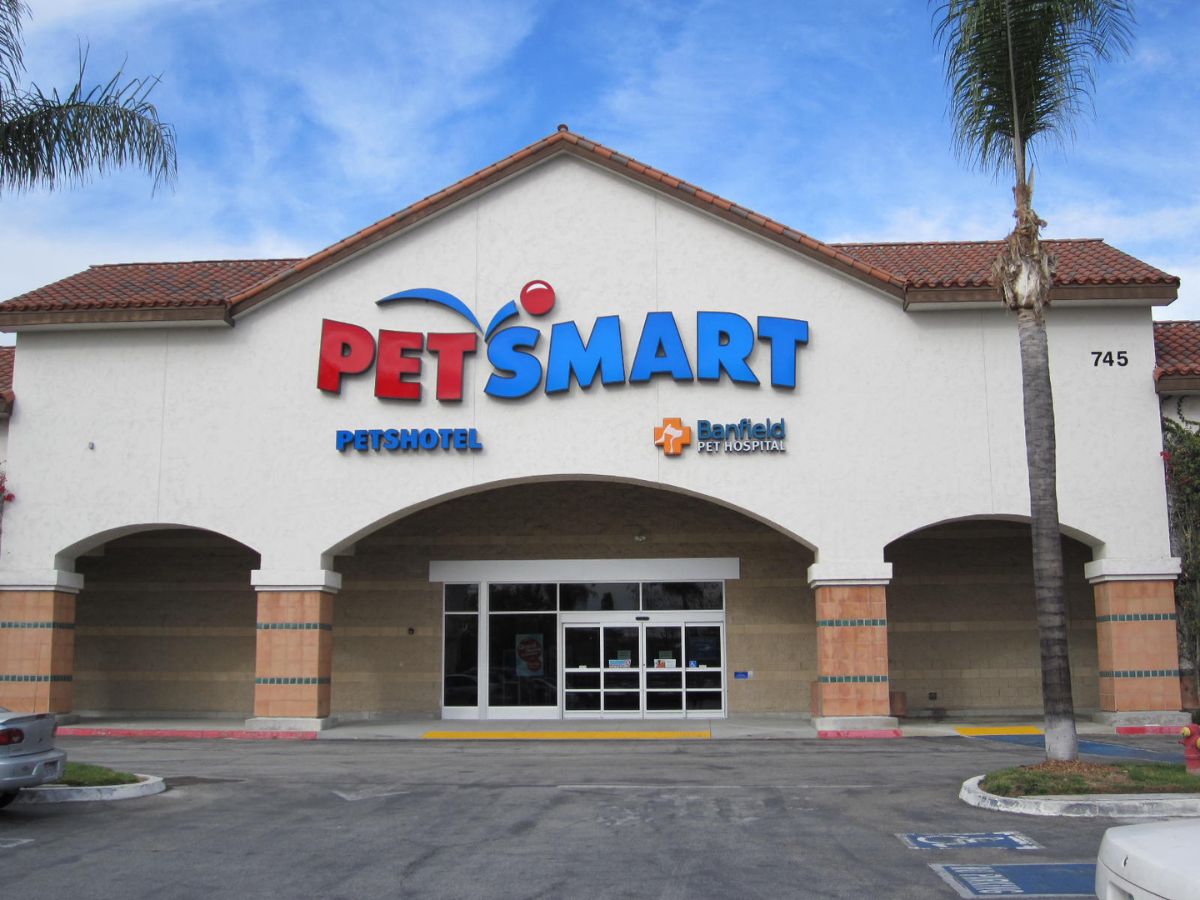 The Monrovia PetSmart and Banfield hospital front entrance