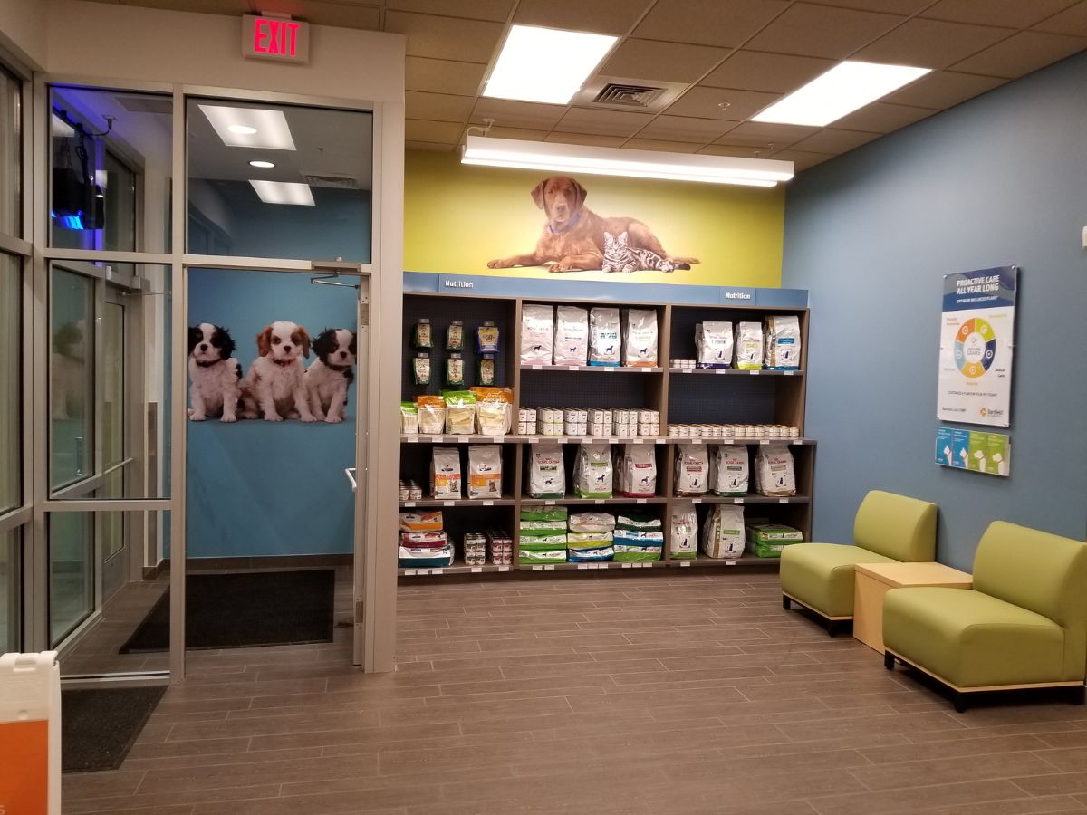 The Banfield Pet Hospital: Sarasota University Park lobby and shop