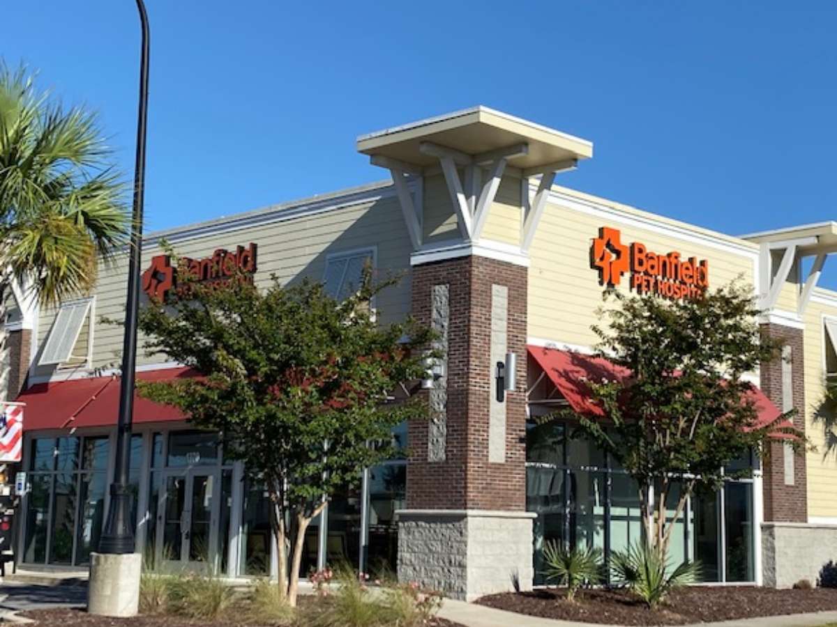 The corner front entrance of N Myrtle Beach Banfield hospital