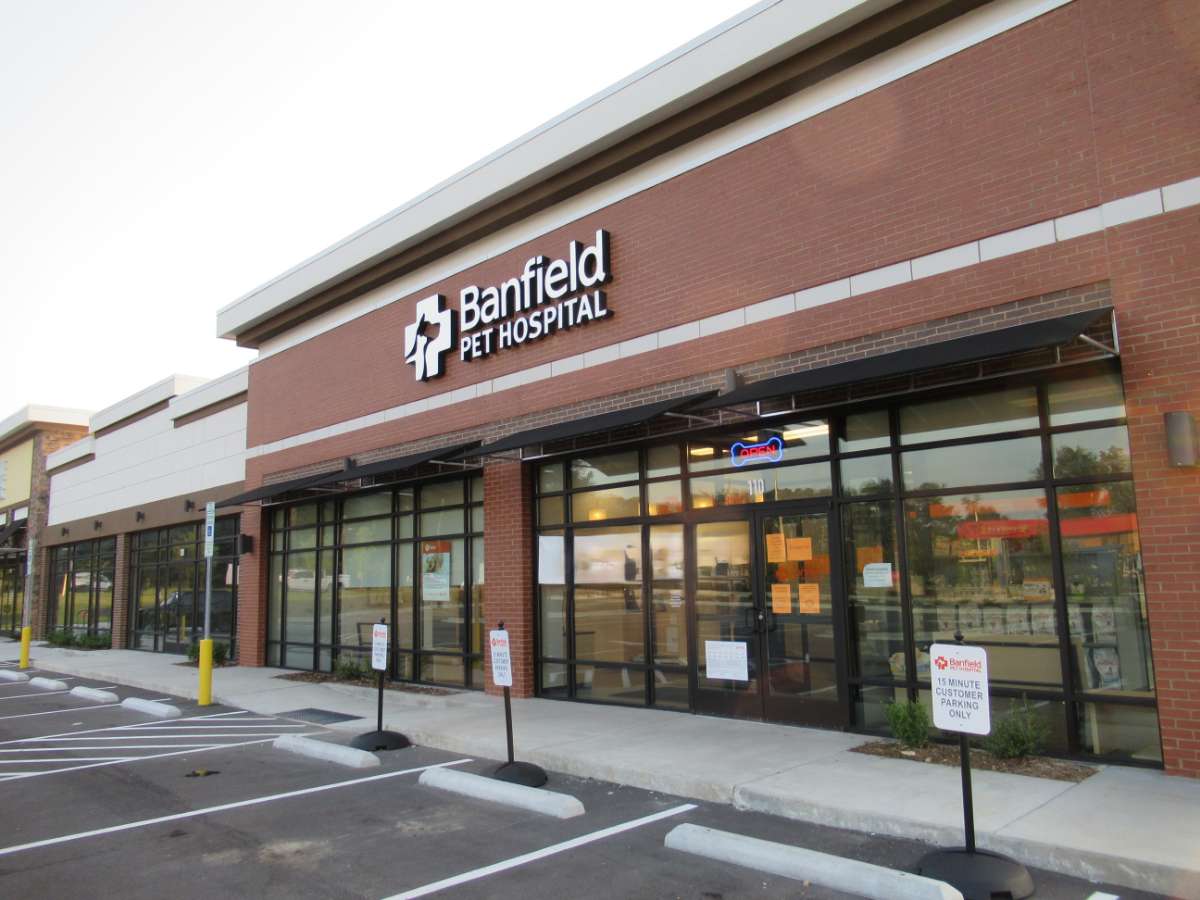 The exterior front entrance of the Knightdale Banfield hospital