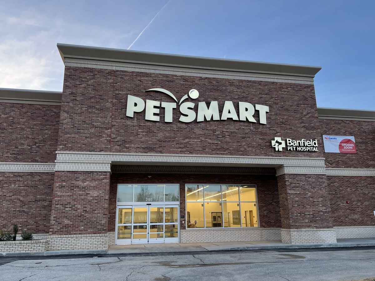 The PetSmart front entrance at the Banfield Collierville hospital