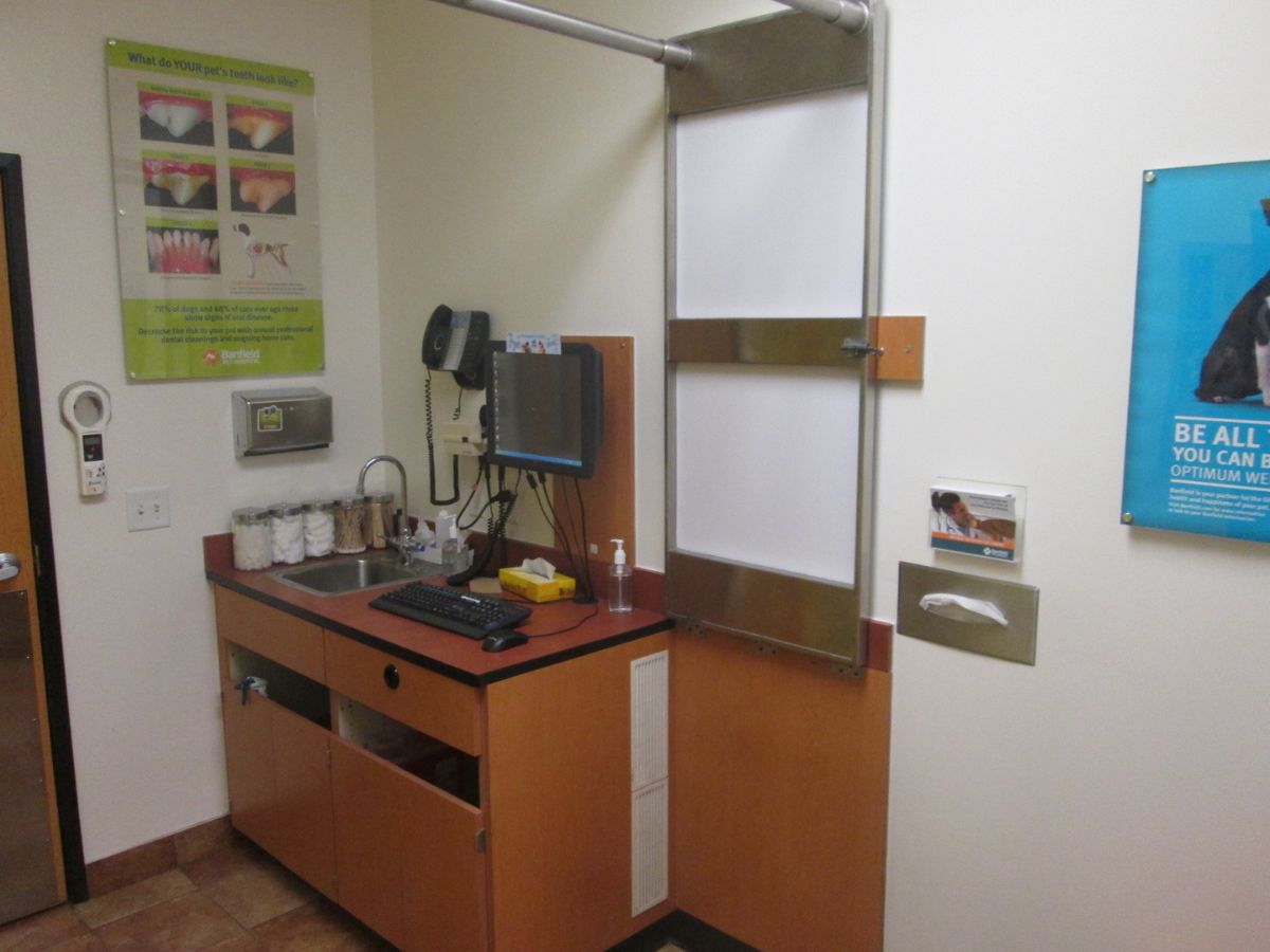 A view of the Banfield - West Loop exam room and folding table