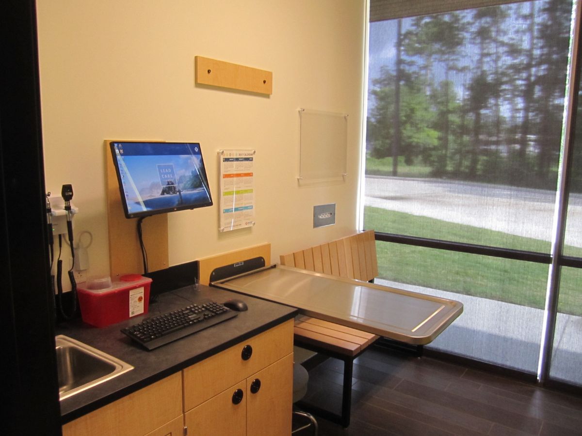 A view of the Kingwood Banfield exam room and folding table