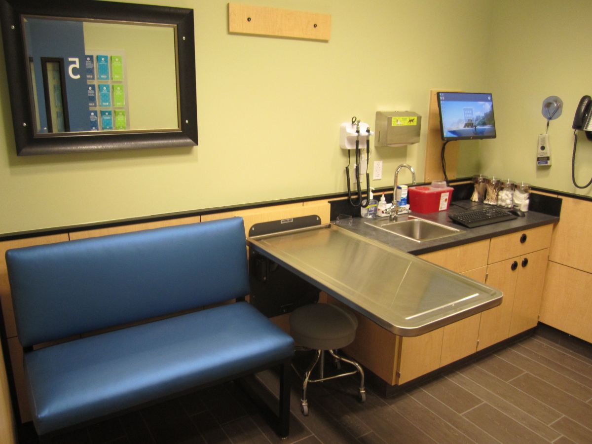 An alternate view of Banfield - Kingwood hospital exam room and table