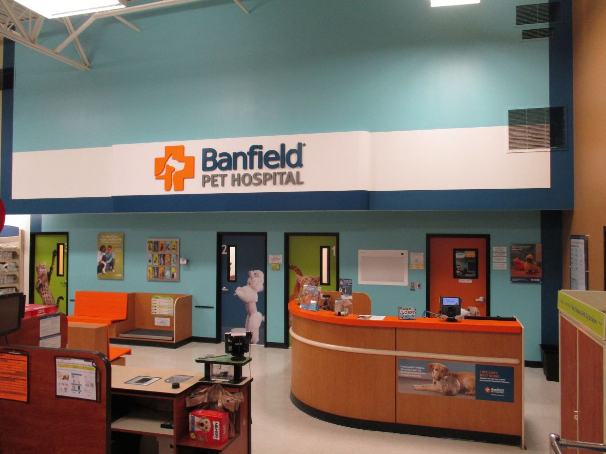 The front desk and check-in at the Banfield - Baton Rouge South hospital