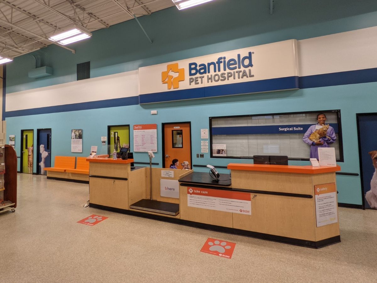 Another view of the Banfield - East Baton Rouge front desk