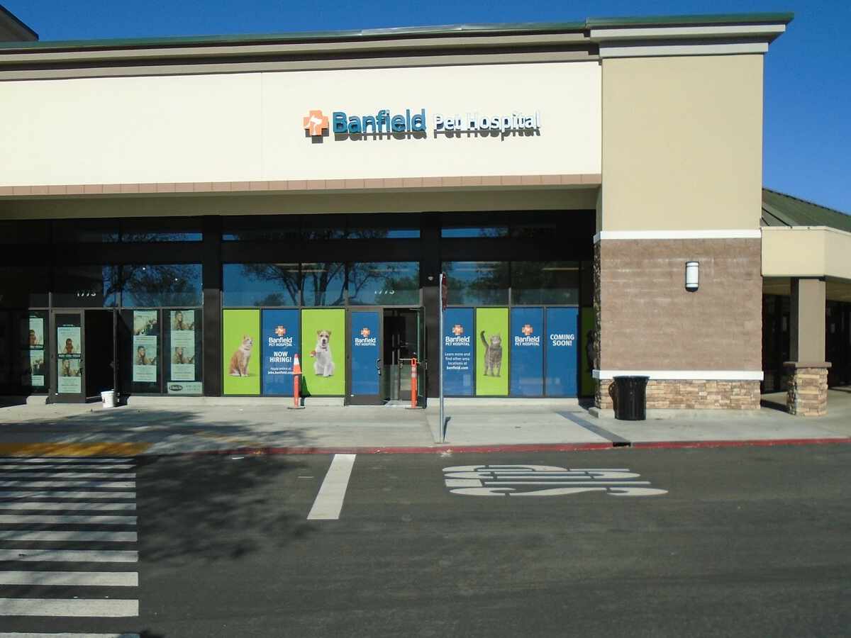 The front entrance of the Banfield - San Jose Silver Creek hospital