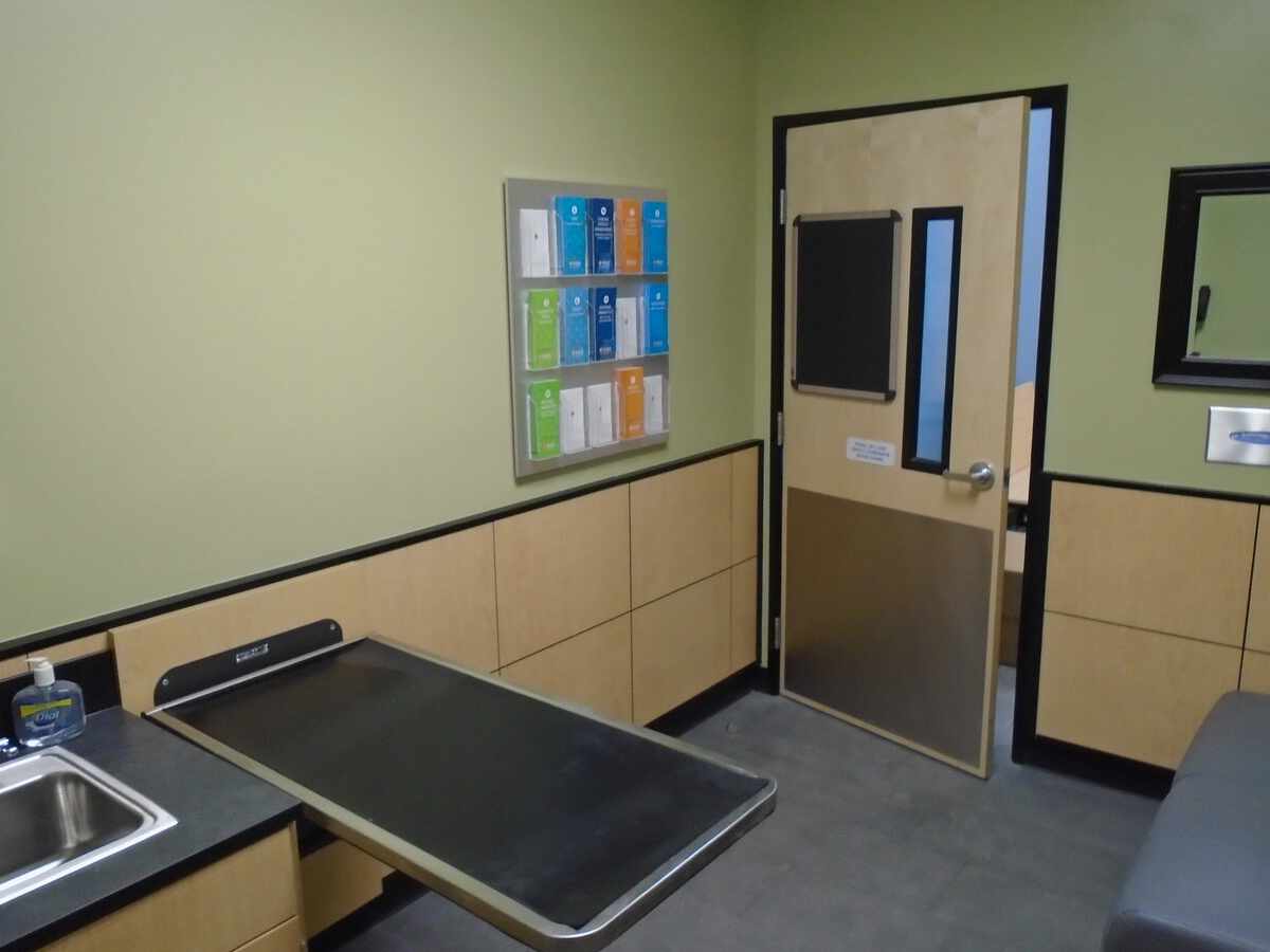 An alternate view of the Banfield exam room and table