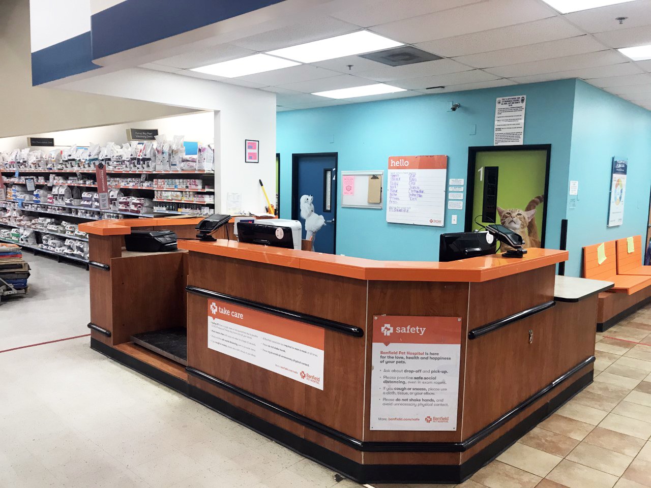 The front desk area at the Banfield - Baton Rouge hospital