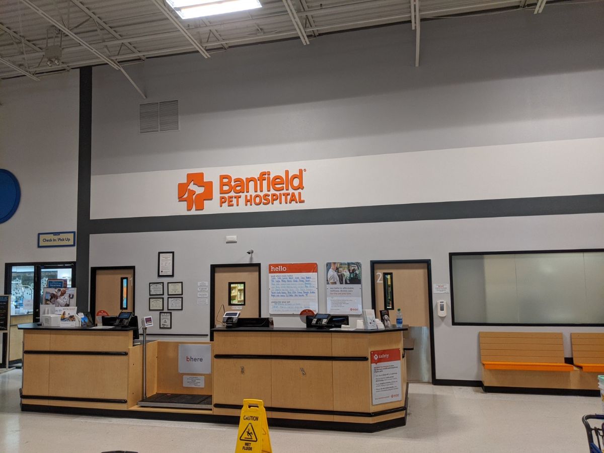 The Banfield Pet Hospital: Pearland front desk