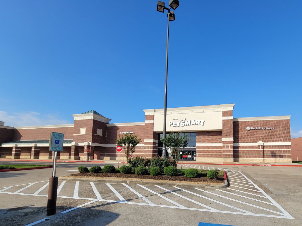 The Banfield Pet Hospital: Missouri City Building exterior