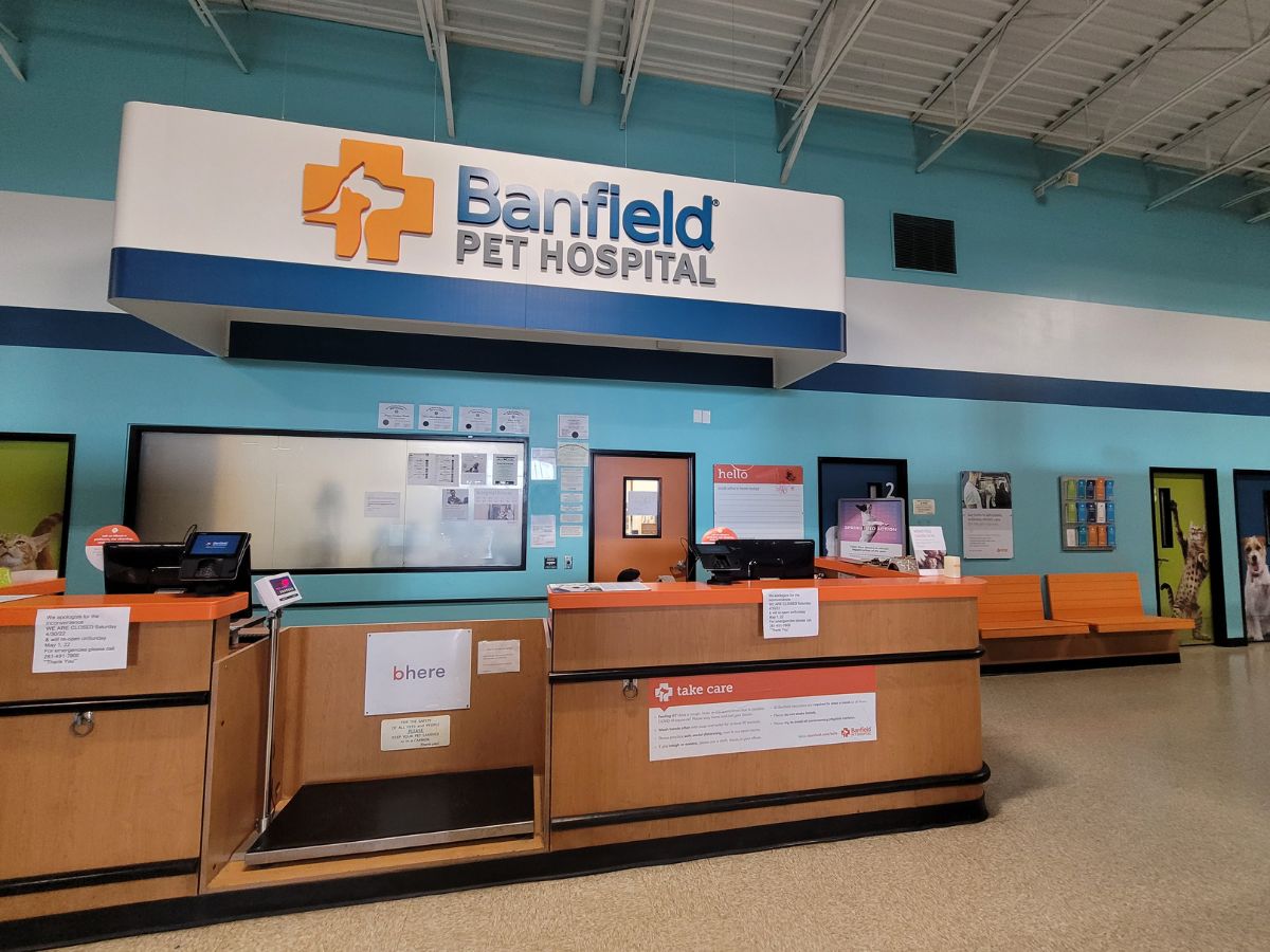 The Banfield Pet Hospital: Missouri City front desk