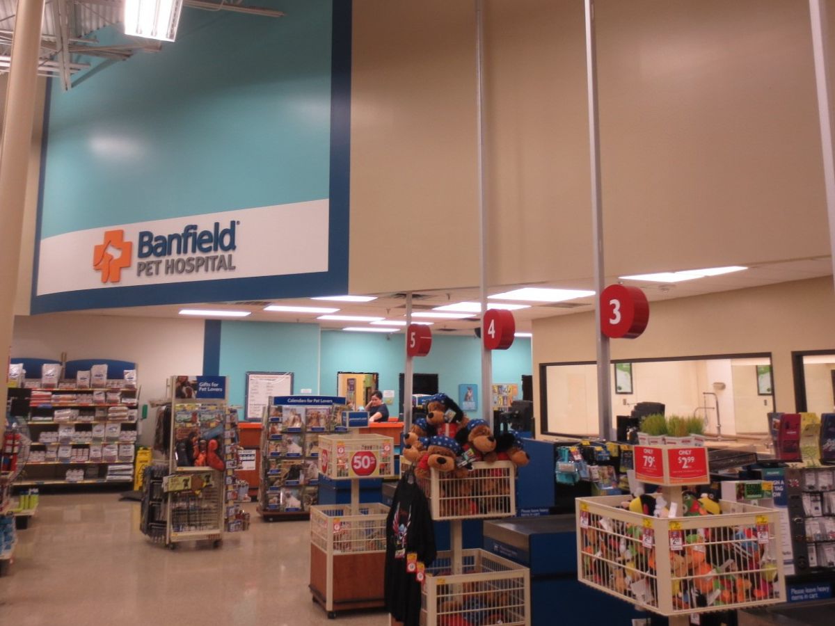 The Banfield Pet Hospital: Webster front desk and shop