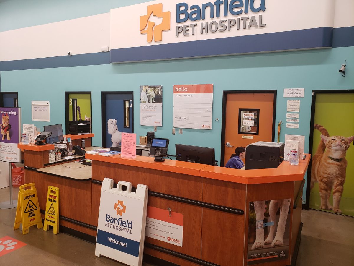 The Banfield Pet Hospital: Sugar Land front desk