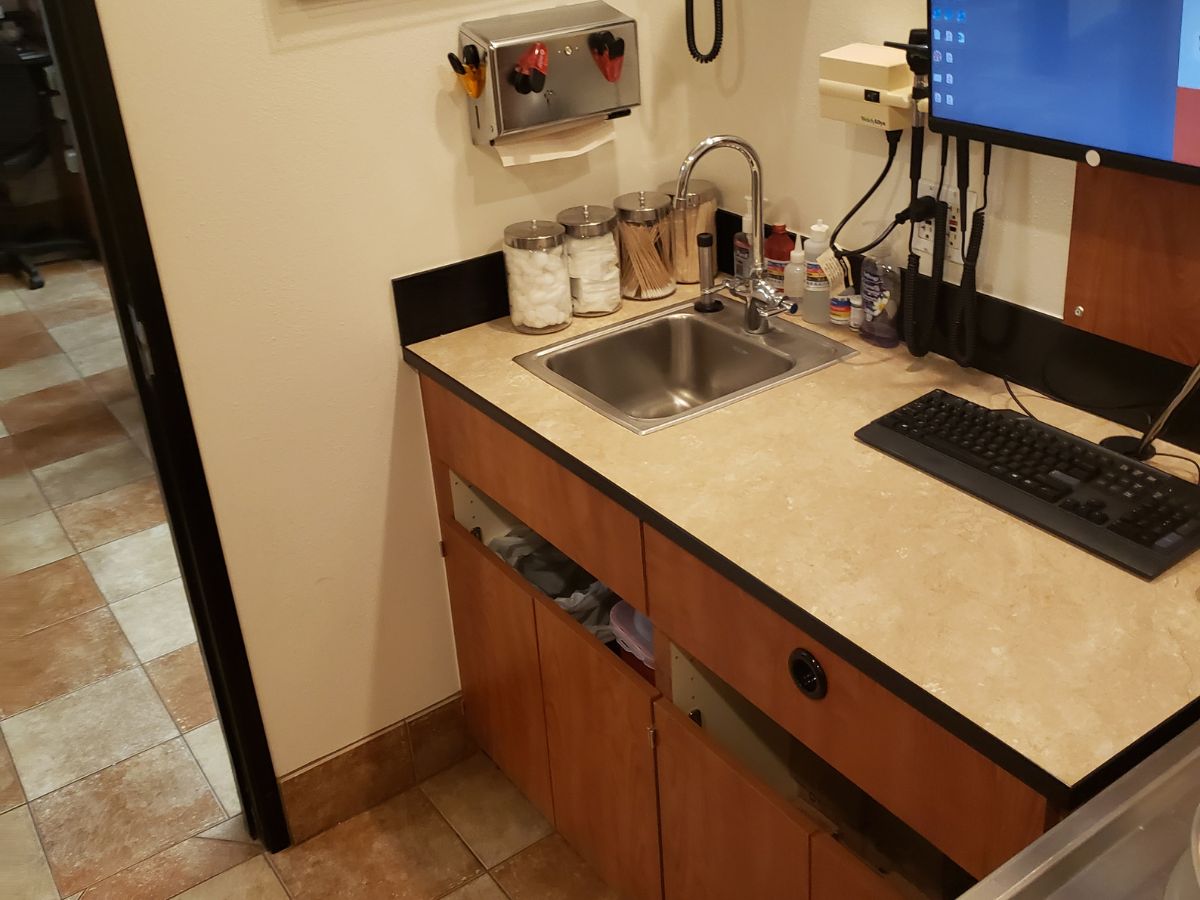 The Banfield Pet Hospital: Sugar Land exam room with table
