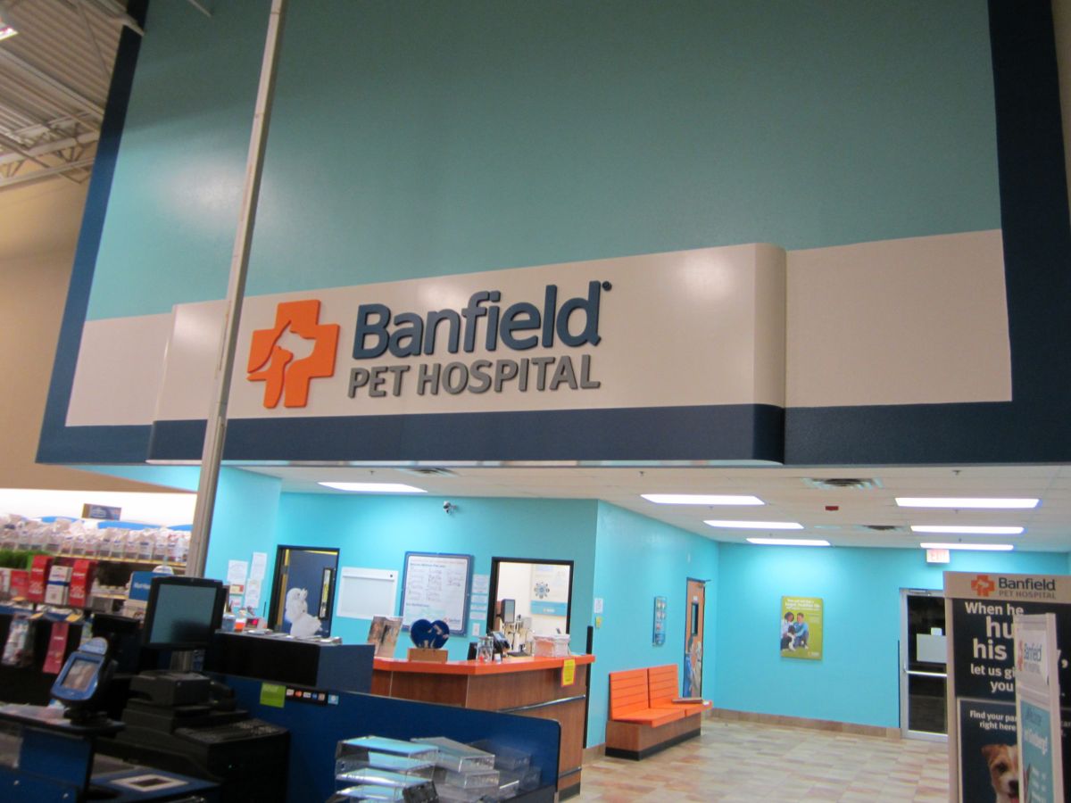 The Banfield Pet Hospital: Pasadena front desk and bill counter