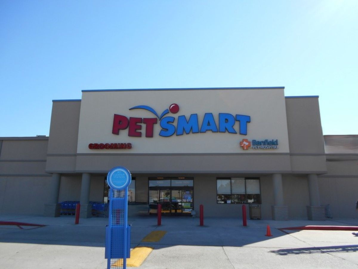 A view of the PetSmart and Banfield - Elmwood location