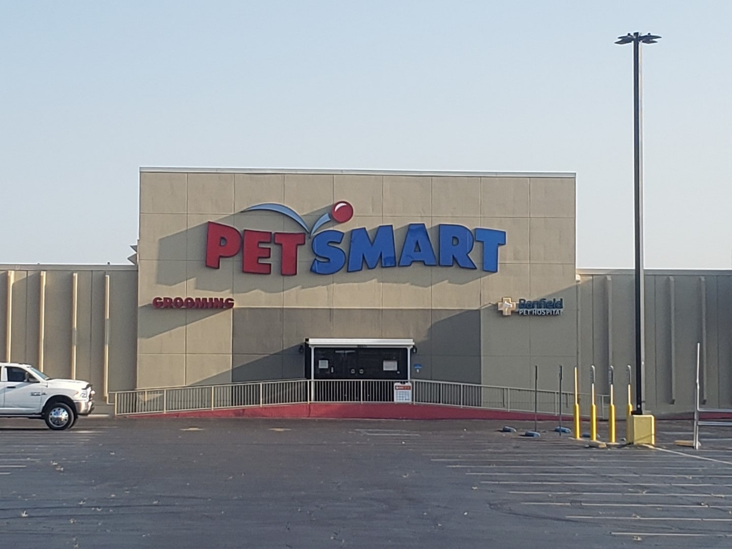 The PetSmart and Banfield front doors at Metairie