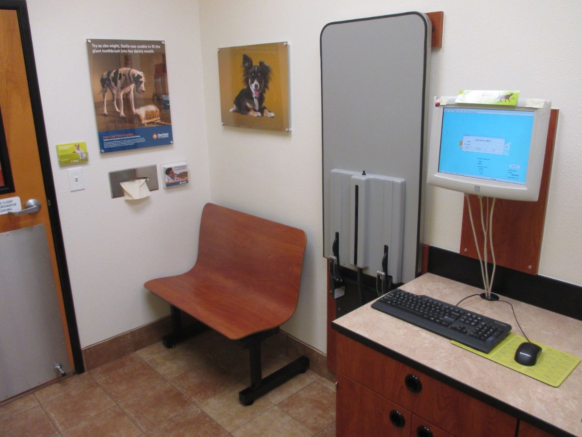The Banfield Pet Hospital: Covington exam room with table