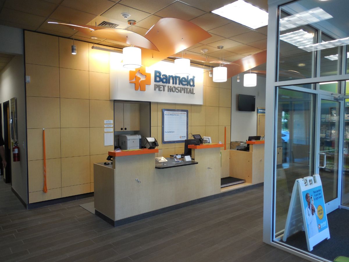 The Banfield - Houston Meyer Park front desk view