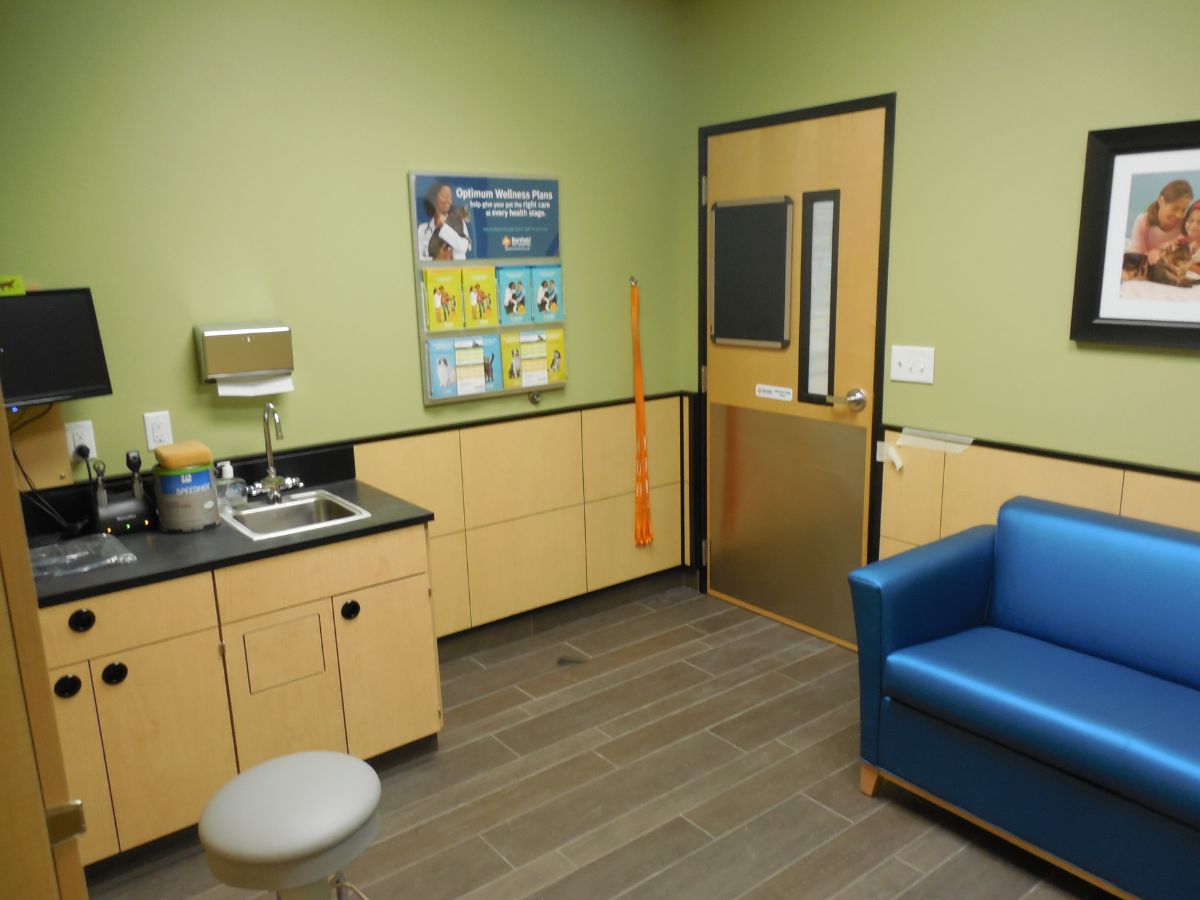 An alternate view of the Houston Meyer Park Banfield exam room