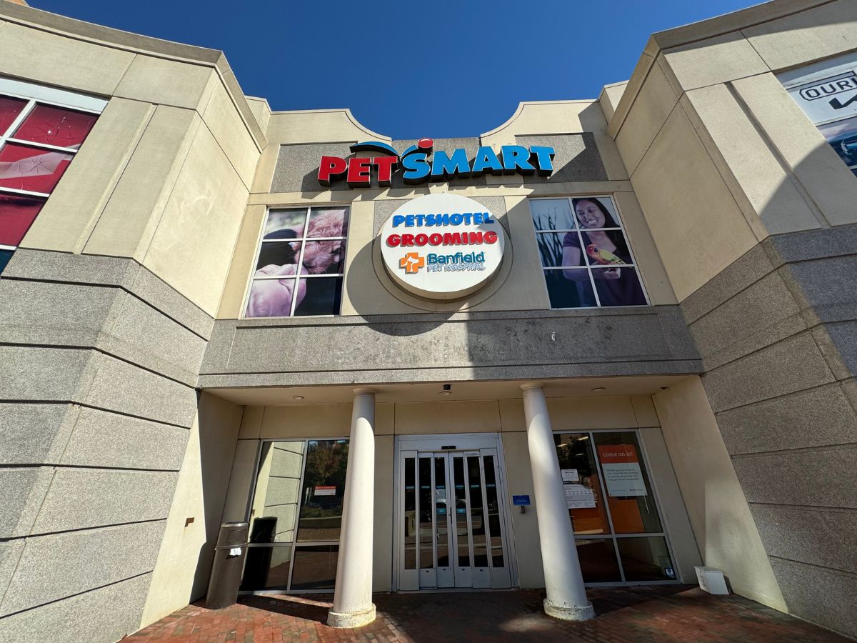 The Bethesda PetSmart and Banfield exterior front entrance