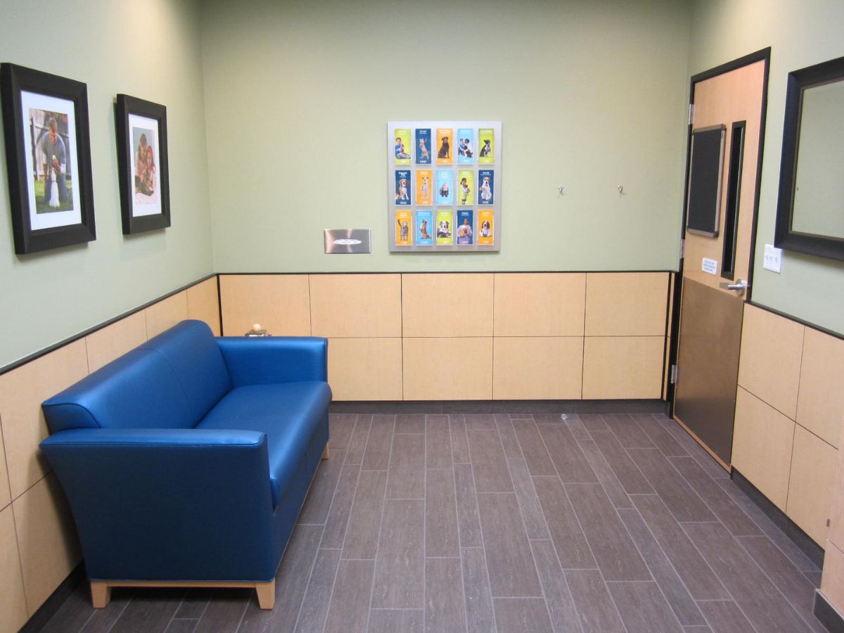 The lobby at the Maryland City Plaza Banfield hospital