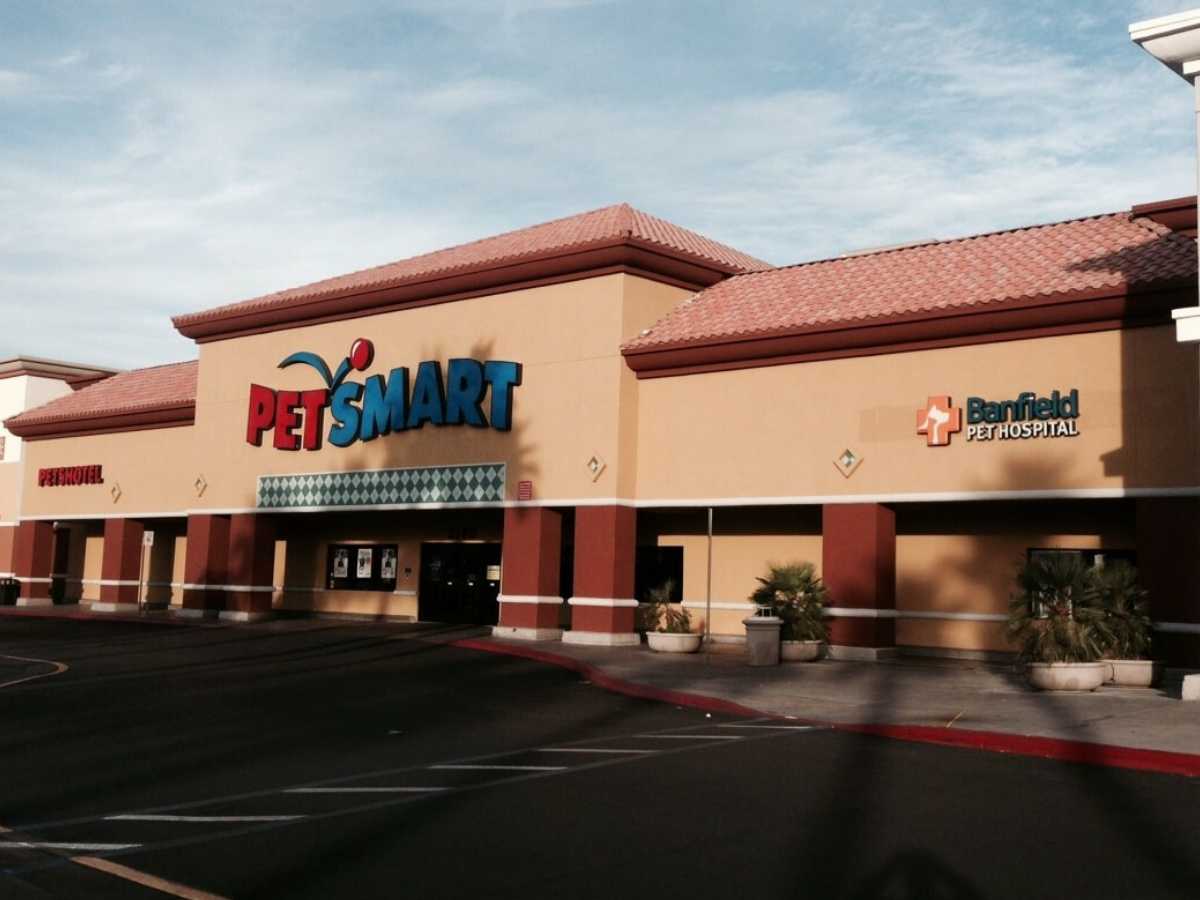 The PetSmart and Banfield front entrance at Las Vegas Rainbow