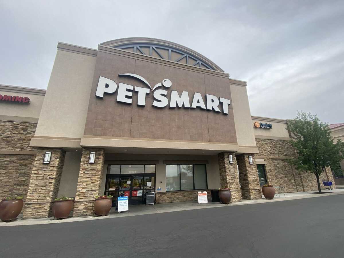 The PetSmart and Banfield Sandy location front entrance