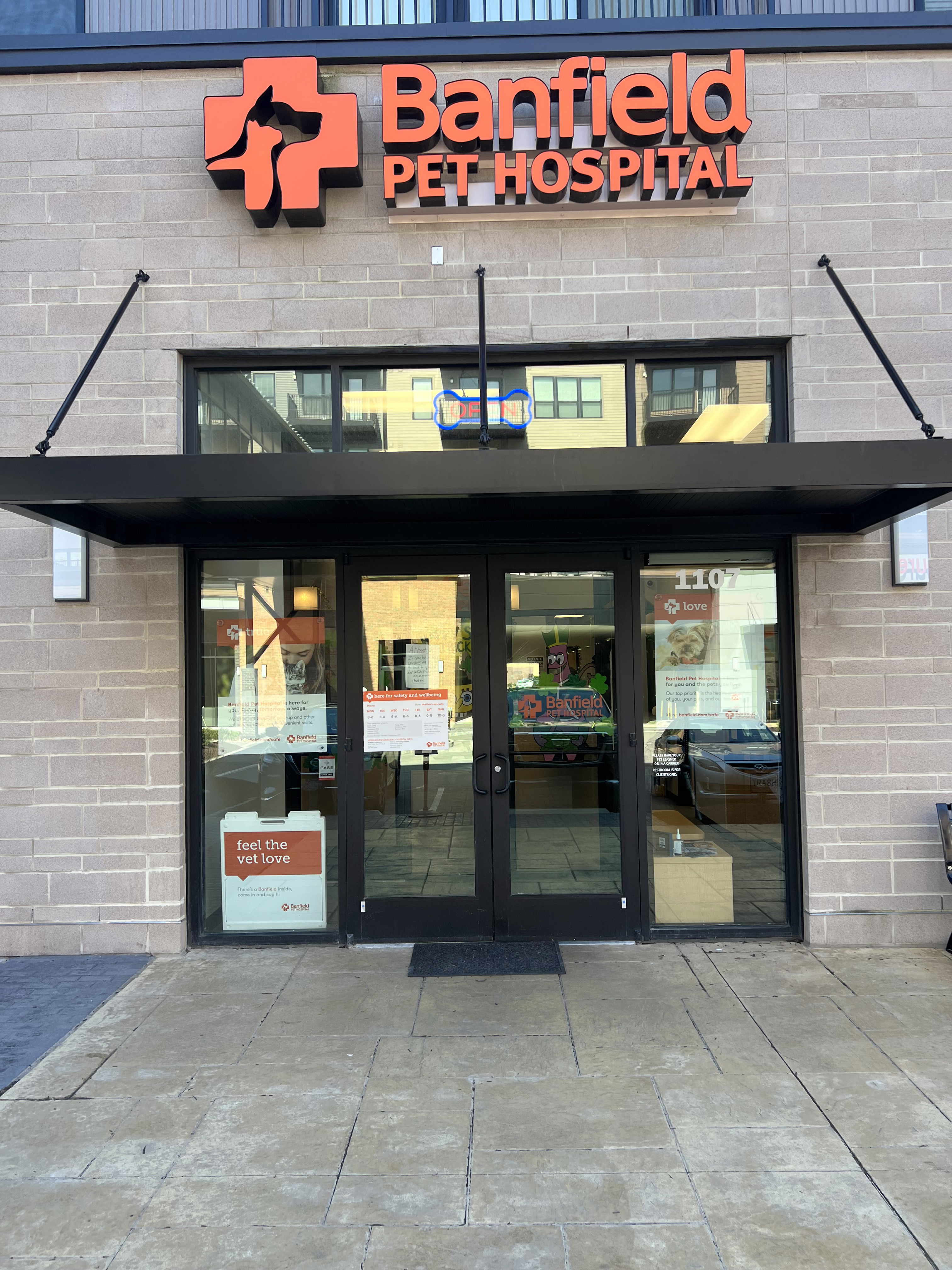 The front entrance to the Banfield - Willow Grove Pet Hospital