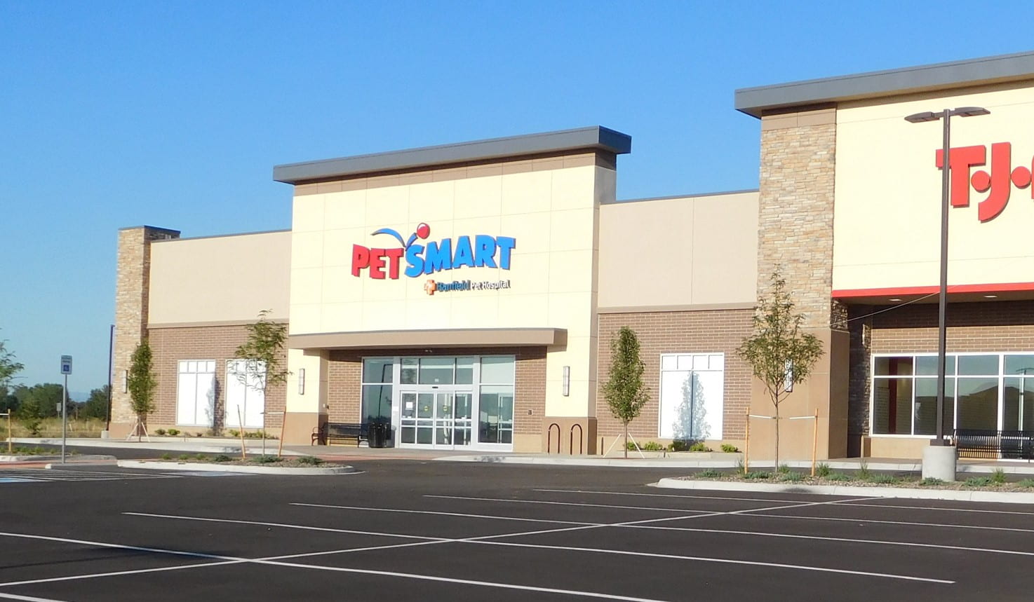 The Orchards PetSmart and Banfield exterior entrance